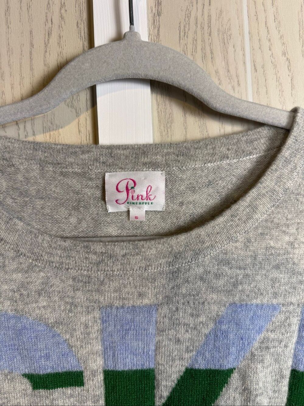 Pink Pineapple 100% Cashmere SKI Word Graphic Sweater Size Small Gray Luxury - Picture 4 of 8